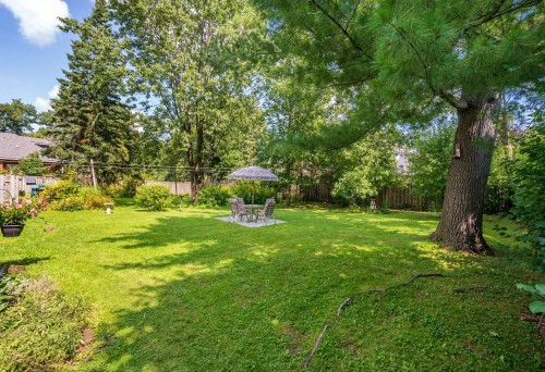 Courtyard - 109 Av. Queen, Pointe-Claire, QC 