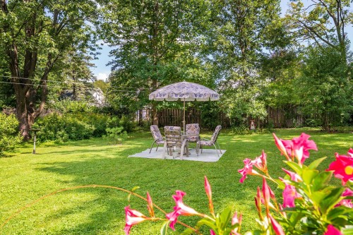 Courtyard - 109 Av. Queen, Pointe-Claire, QC 