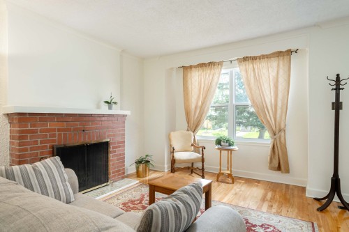 Living Room - 109 Av. Queen, Pointe-Claire, QC 