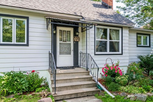 Front of Structure - 109 Av. Queen, Pointe-Claire, QC 