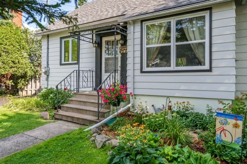 Front of Structure - 109 Av. Queen, Pointe-Claire, QC 