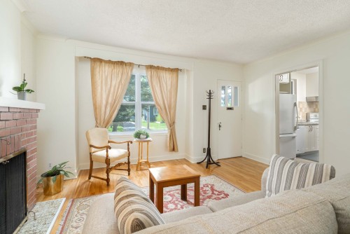Living Room - 109 Av. Queen, Pointe-Claire, QC 