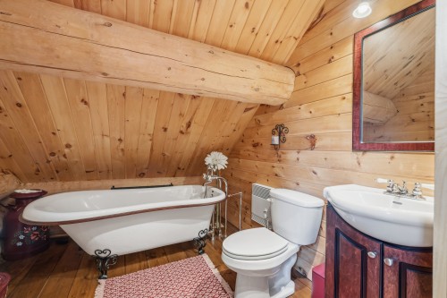 Salle de bains attenante à la CCP - 221 Ch. De L'Avalanche, Lac-Supérieur, QC 
