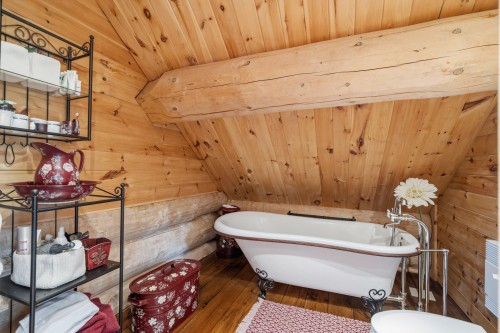Salle de bains attenante à la CCP - 221 Ch. De L'Avalanche, Lac-Supérieur, QC 