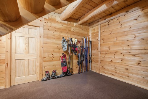 Salle familiale - 221 Ch. De L'Avalanche, Lac-Supérieur, QC 