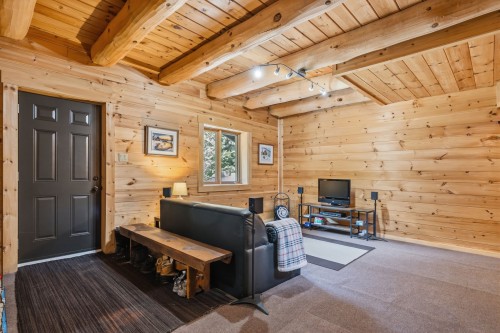 Salle familiale - 221 Ch. De L'Avalanche, Lac-Supérieur, QC 