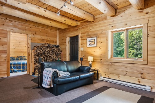 Salle familiale - 221 Ch. De L'Avalanche, Lac-Supérieur, QC 