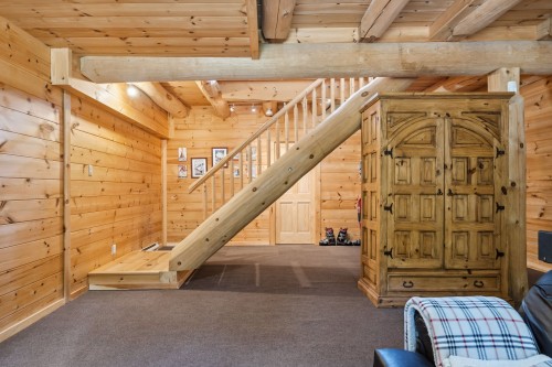 Salle familiale - 221 Ch. De L'Avalanche, Lac-Supérieur, QC 