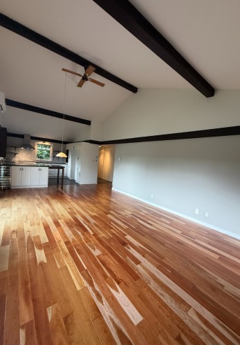 Salon - 173 Av. St-Jacques, Saint-Sauveur, QC 