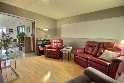 Salon - 261 Av. De L'Église, Rouyn-Noranda, QC 