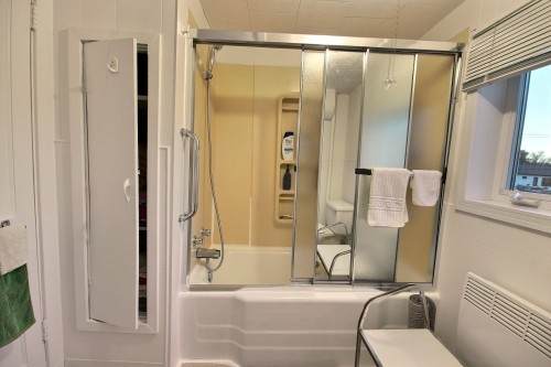Salle de bains - 261 Av. De L'Église, Rouyn-Noranda, QC 