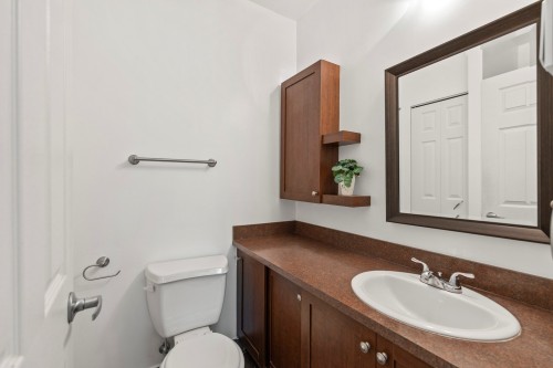 Salle de bains attenante à la CCP - 102-153 Av. Winthrop, Pointe-Claire, QC 