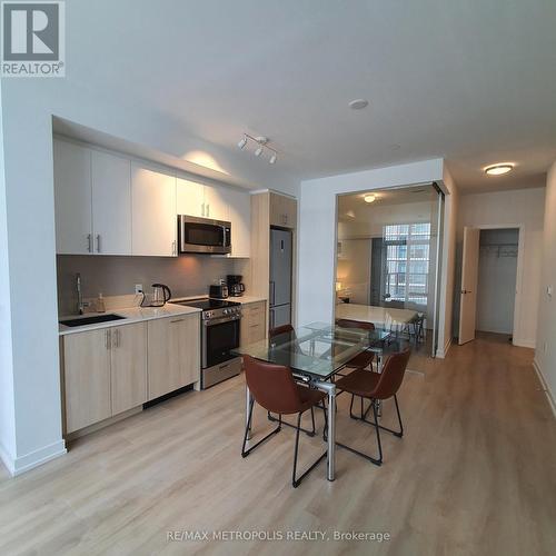 807 - 1195 THE QUEENSWAY , Toronto, Ontario M8Z 1R7 2