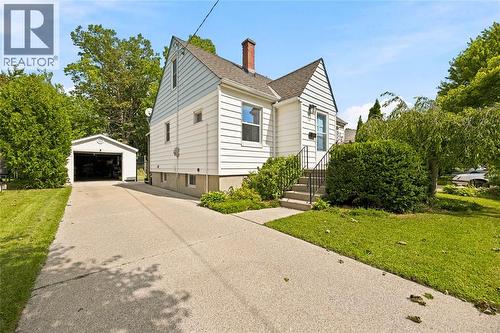 698 Pineview Avenue, Sarnia, ON 