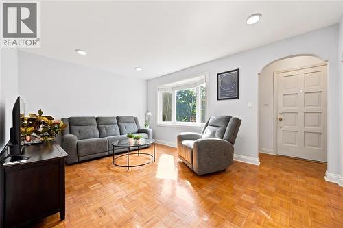 698 Pineview Avenue, Sarnia, ON 