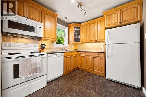 698 Pineview Avenue, Sarnia, ON 