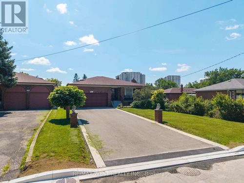 25A St Andrews Boulevard, Toronto, ON 