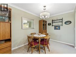 Dedicated dining area with easy connection to the kitchen and living room - 