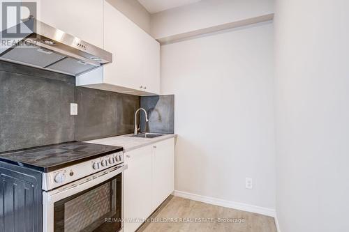 UPPER UNIT 2 - 2443 DUNDAS STREET W , Toronto, Ontario M6P 1X3 5