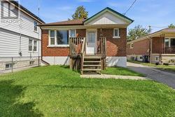 975 VICTORIA PARK AVENUE Toronto, ON M4B 2J4