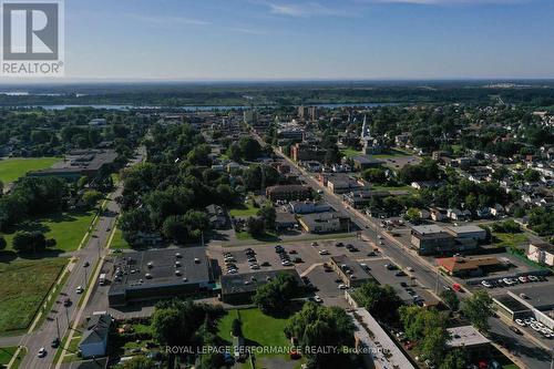 12 Sixth Street E, Cornwall, ON 