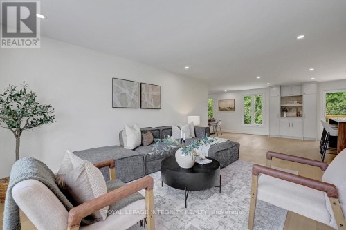 8 Brian Crescent, Ottawa, ON 