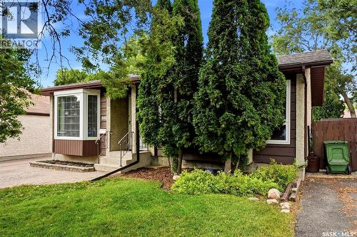 906 Hopkins Crescent N, Regina, SK 