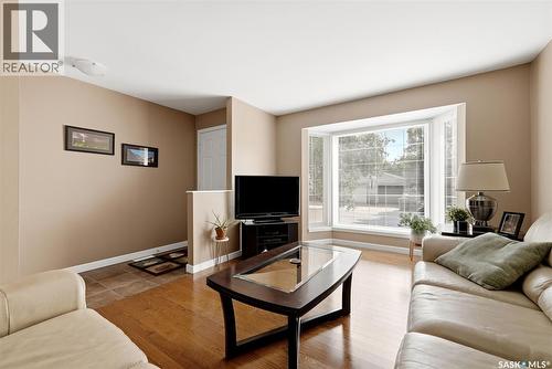 906 Hopkins Crescent N, Regina, SK 
