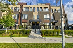 4 - 235 MCLEVIN AVENUE Toronto, ON M1B 0E8