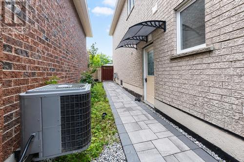 33 DEERWOOD CRESCENT , Richmond Hill, Ontario L4E 3V4 2