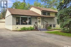 16 Yarnton CRESCENT  Regina, SK S4R 4A2