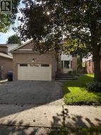 32 MOORCREST DRIVE Aurora, ON L4G 3R4