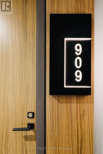 909 - 2525 BATHURST STREET , Toronto, Ontario M6B 2Y9 2