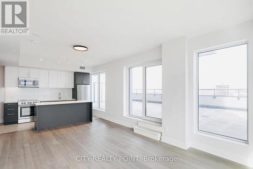 909 - 2525 BATHURST STREET , Toronto, Ontario M6B 2Y9 5