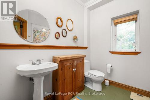 full bathroom - 323199 Durham Road E, West Grey, ON 