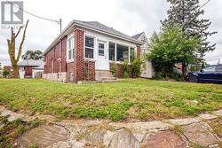 758 JANE STREET Toronto, ON M6N 4B9