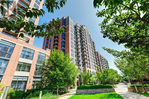 61 HEINTZMAN STREET  Toronto, ON M6P 5A2