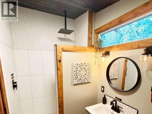 9340 Malaspina Rd, Powell River, BC 