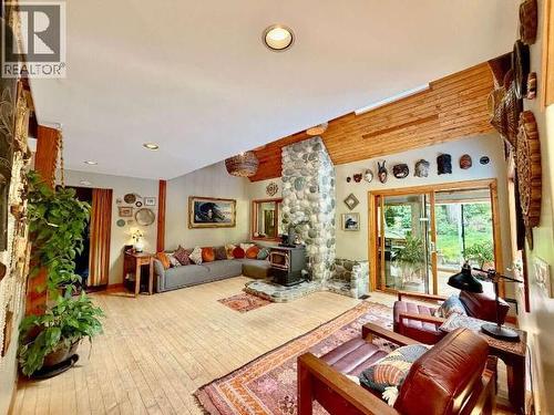 9340 Malaspina Rd, Powell River, BC 