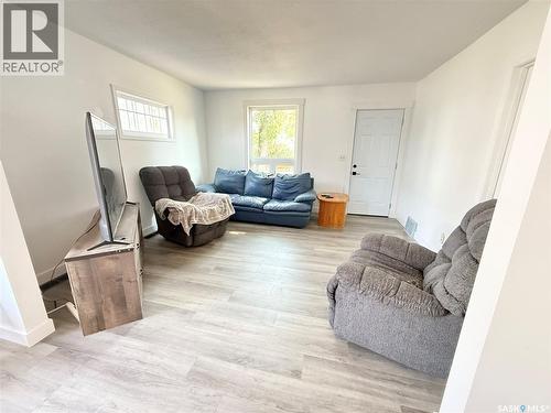 325 3Rd Avenue S, Weyburn, SK 