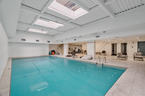 Piscine - 501-3445 Rue Drummond, Montréal (Ville-Marie), QC 