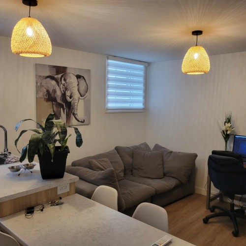 Salon - 103-1360 Rue Principale, Saint-Roch-De-L'Achigan, QC 