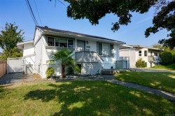 2710 Victor St Victoria, BC V8R 4E4