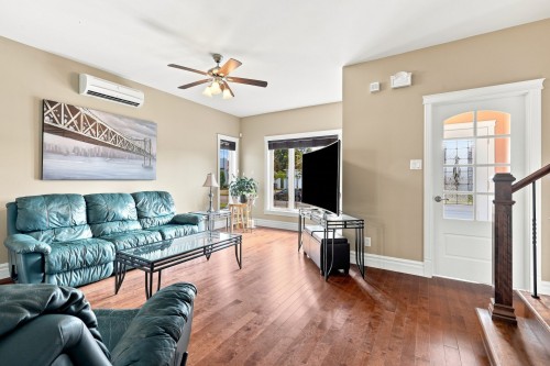 Salon - 85 Rue Plamondon, Saint-Pie, QC 