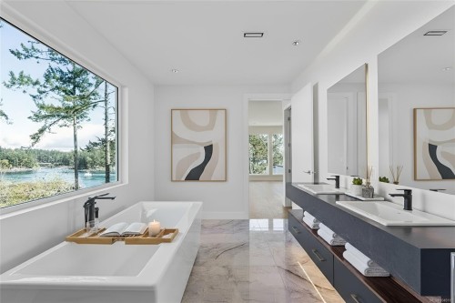 2464 Tryon Rd, North Saanich, BC 