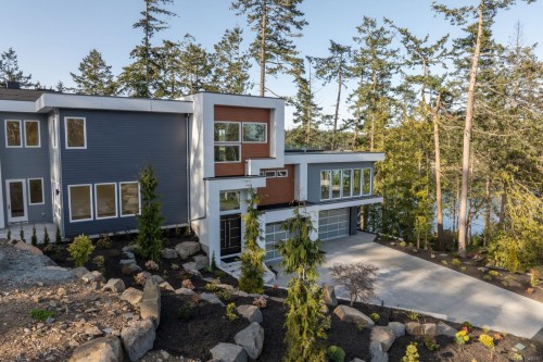 2464 Tryon Rd, North Saanich, BC 