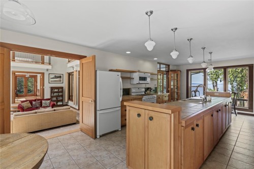2185 Widgeon Rd, Qualicum Beach, BC 