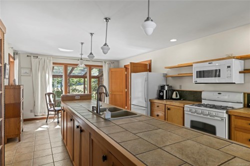 2185 Widgeon Rd, Qualicum Beach, BC 