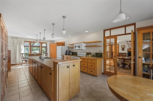 2185 Widgeon Rd, Qualicum Beach, BC 