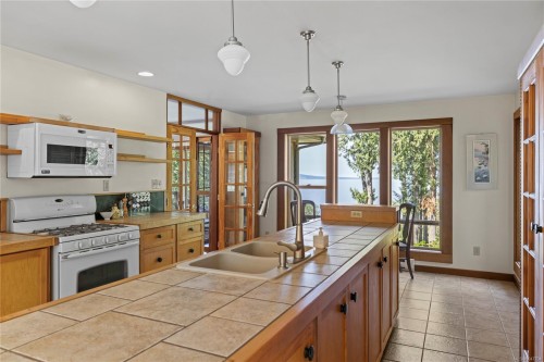 2185 Widgeon Rd, Qualicum Beach, BC 
